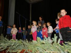 Vianočná  akadémia detí ZŠ, MŠ  a malé vianočné trhy s vystúpením obecných spev.skupín v amfiteátri  december 2018