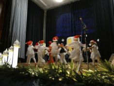 Vianočná  akadémia detí ZŠ, MŠ  a malé vianočné trhy s vystúpením obecných spev.skupín v amfiteátri  december 2018