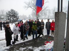 Kladenie vencov pri píležitosti oslobodenia obce 15.január 2017..miestny cintorín